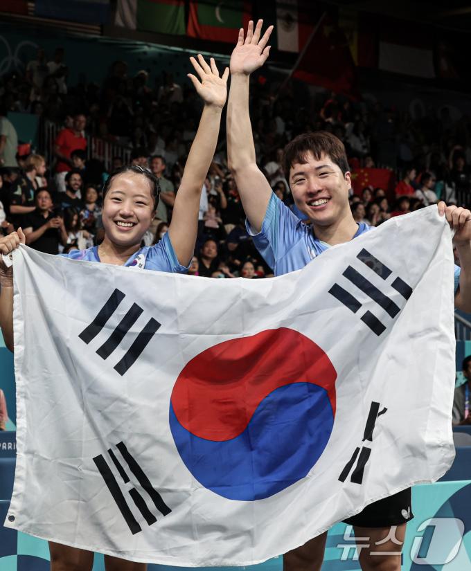 [사진] 신유빈·임종훈 '동메달 획득'