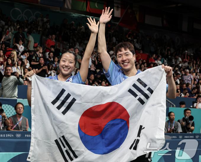 [사진] 태극기 들어보이는 신유빈·임종훈
