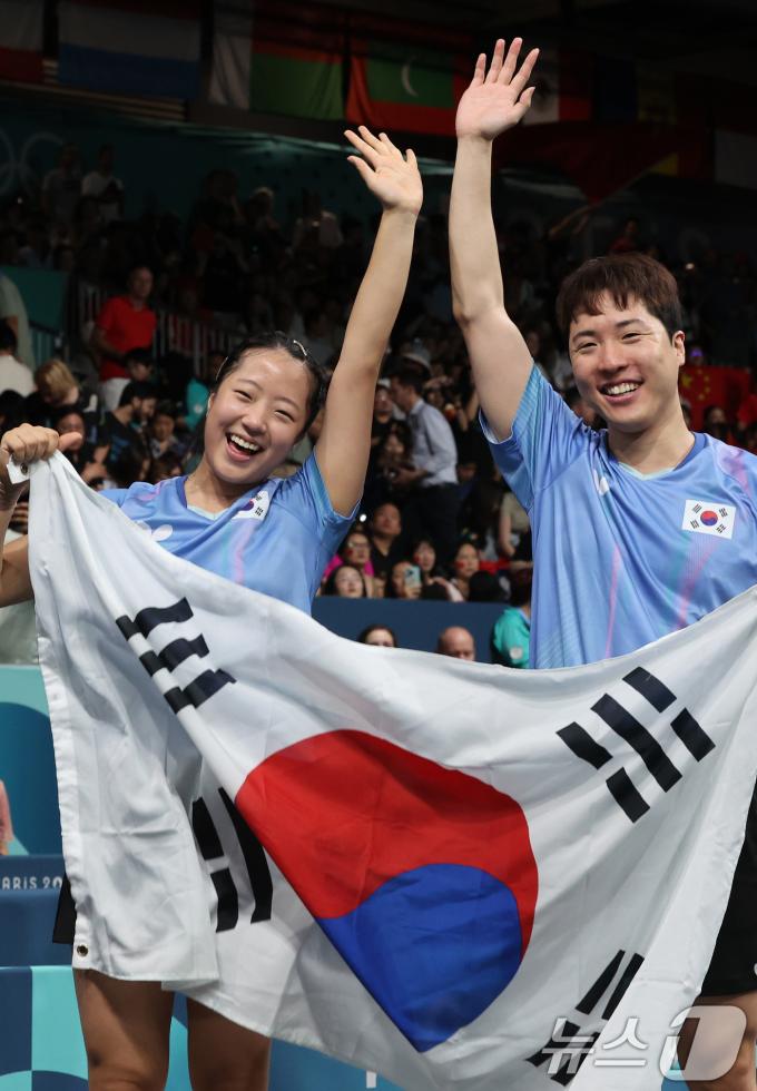 [사진] 12년 만의 노메달 설움 날린 신유빈·임종훈