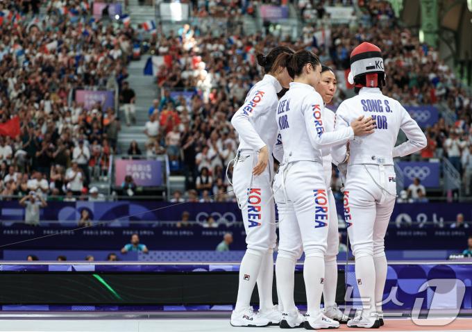 대한민국 펜싱 대표팀 강영미, 이혜인, 최인정 선수가 30일 오후(한국시간) 프랑스 파리 그랑 팔레에서 열린 2024 파리올림픽 펜싱 여자 에페 단체 8강 프랑스와의 경기를 패배한 후 송세라 선수를 위로하고 있다. 2024.7.30/뉴스1 ⓒ News1 박정호 기자