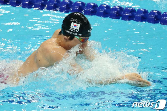 25일 오후 중국 항저우 올림픽 스포츠센터 수영장에서 열린 남자 평영 100ｍ 결승전에서 대한민국 조성재가 역영하고 있다. 2023.9.26/뉴스1 ⓒ News1 민경석 기자