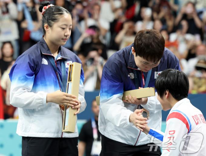 [사진] 北 김금용에게 축하받는 신유빈·임종훈
