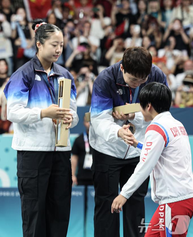 [사진] 北 김금용 축하 받는 신유빈·임종훈 '이 순간 우리는 하나'