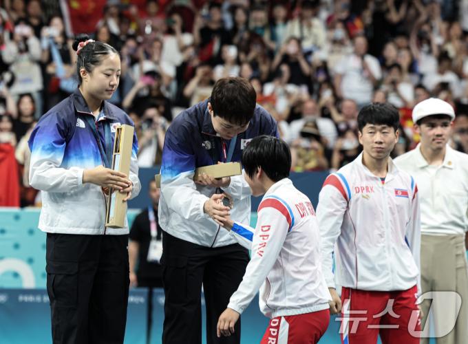[사진] 북한 선수들에게 축하 받는 신유빈·임종훈