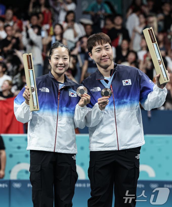 [사진] 동메달 들고 기념 촬영하는 신유빈·임종훈