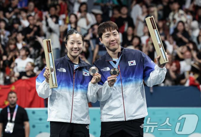 [사진] 동메달 손에 든 신유빈·임종훈