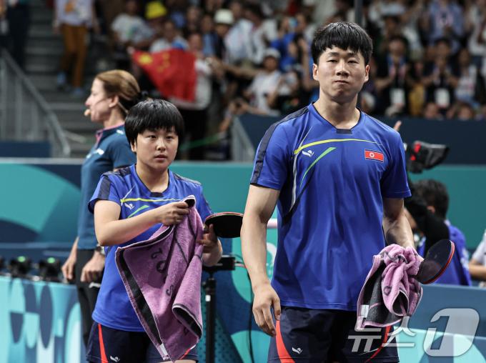 [사진] 경기장 나서는 北 리종식·김금용