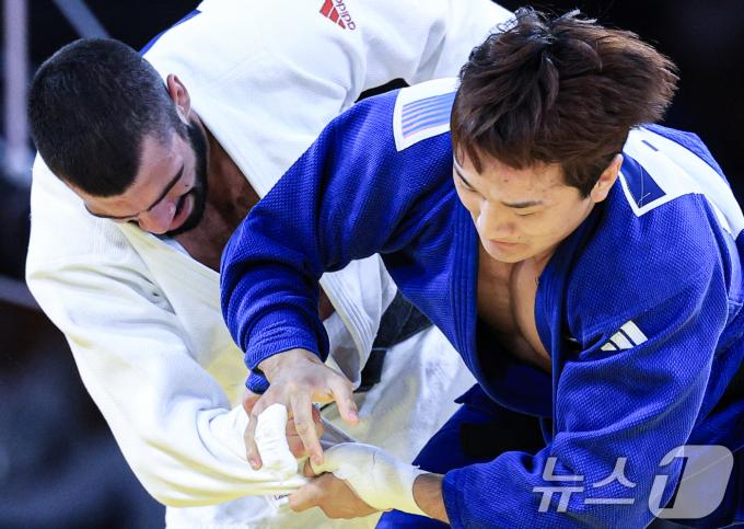[사진] 4강전 경기 펼치는 이준환