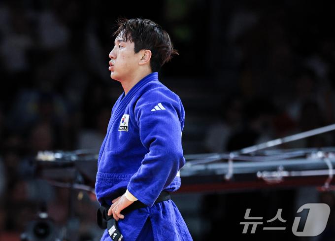 [사진] 경기장 나서는 이준환