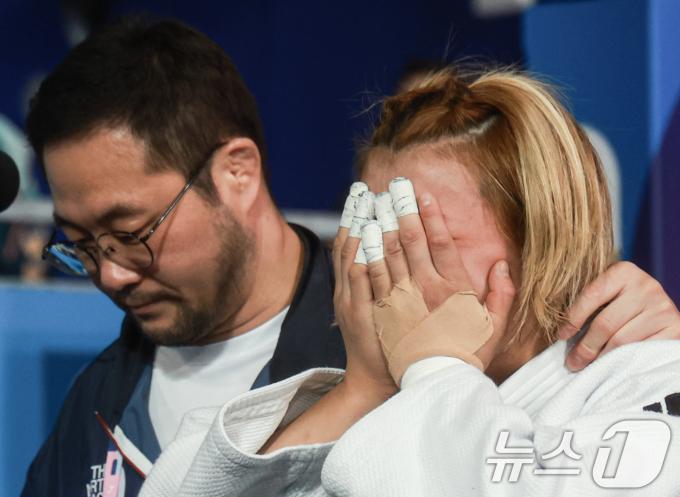 [사진] 경기장 나서며 눈물 흘리는 김지수