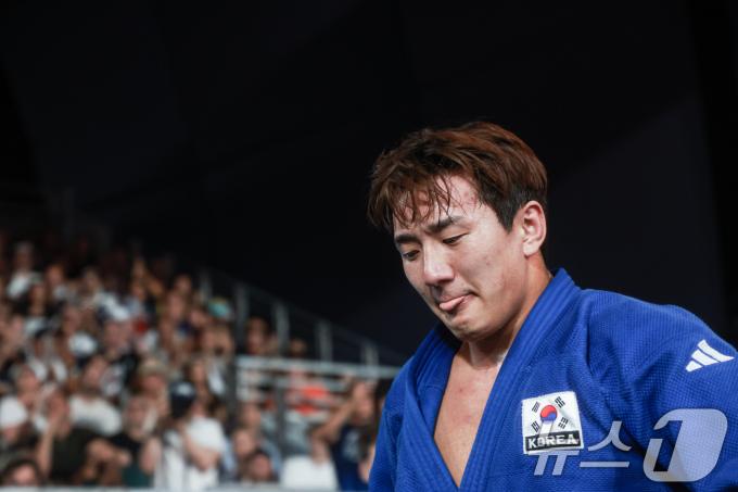 [사진] 경기장 나서는 이준환