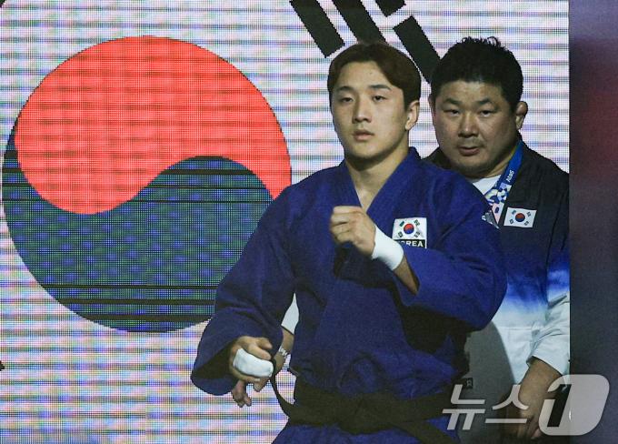 대한민국 유도대표팀 이준환 선수가 30일 오후 (한국시간) 프랑스 파리 샹 드 마르스 아레나에서 열린 2024 파리올림픽 유도 남자 -81kg 토너먼트 4강 조지아의 타토 그리갈라쉬빌리 선수와의 경기에 입장하고 있다. 2024.7.30/뉴스1 ⓒ News1 박정호 기자