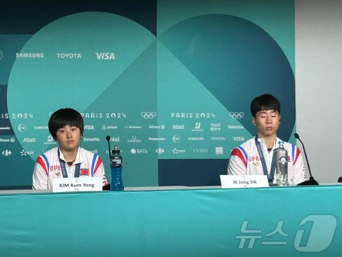 30일(한국시간) 프랑스 파리 사우스 파리 아레나4에서 열린 '2024 파리올림픽' 탁구 혼합복식에서 은메달을 획득한 북한 리종식, 김금용이 공식 기자회견에 임하고 있다. 2024.7.30/뉴스1 ⓒ News1 문대현 기자