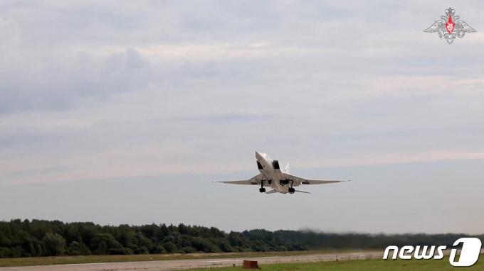 14일 (현지시간) 러시아 공군의 Tu-95MS 전략 폭격기가 북극의 공해를 비행하기 위해 이륙을 하고 있다. 2023.8.15 ⓒ 로이터=뉴스1 ⓒ News1 우동명 기자