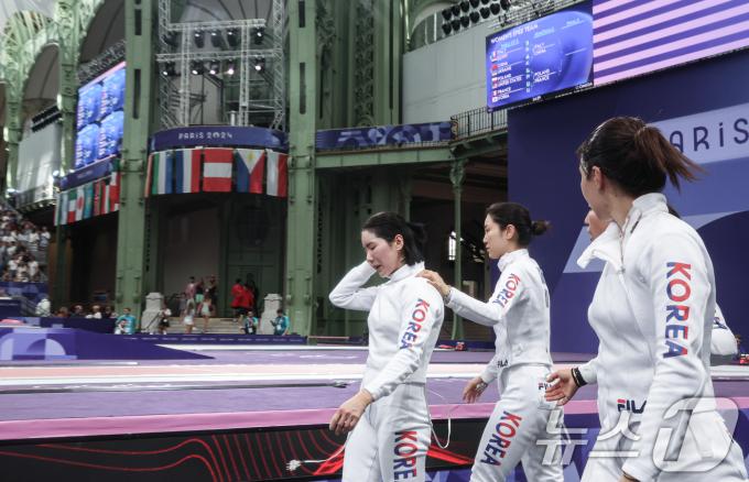 대한민국 펜싱 대표팀 강영미, 이혜인, 최인정, 송세라 선수가 30일 오후(한국시간) 프랑스 파리 그랑 팔레에서 열린 2024 파리올림픽 펜싱 여자 에페 단체 8강 프랑스와의 경기를 패배한 후 경기장을 나서고 있다. 2024.7.30/뉴스1 ⓒ News1 박정호 기자