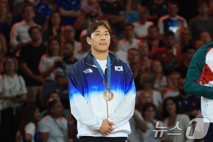31일(한국시간) 유도 81㎏급 에서 동메달을 수확한 이준환이 시상식에서 메달을 걸고 있다. ⓒ News1 박정호 기자