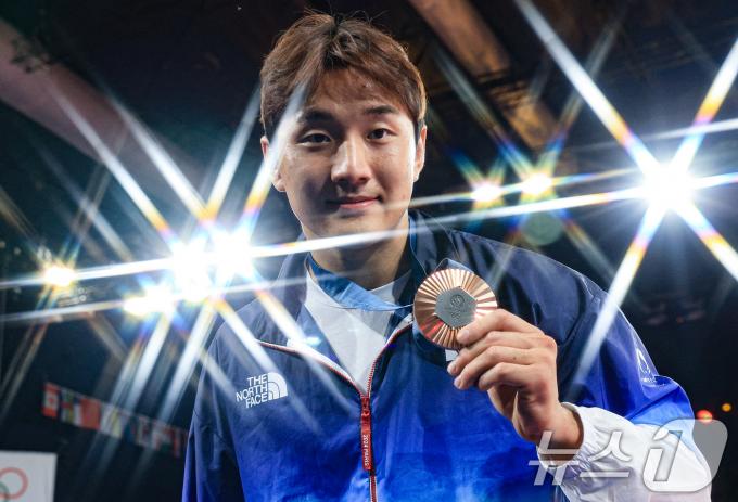 [사진] 동메달 들고 포즈 취하는 이준환