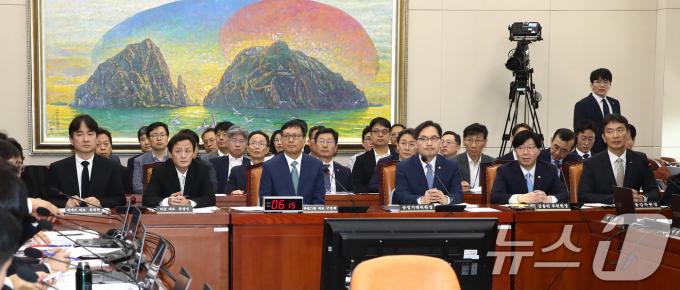 30일 오후 서울 여의도 국회 정무위원회 전체회의장에서 '티몬·위메프(티메프) 사태' 관련 긴급현안 질의가 열리고 있다. 왼쪽부터 류화현 위메프 대표, 류광진 티몬 대표, 구영배 큐텐그룹 대표, 한기정 공정거래위원장, 김소영 금융위부위원장, 이복현 금융감독원장. 2024.7.30/뉴스1 ⓒ News1 이광호 기자
