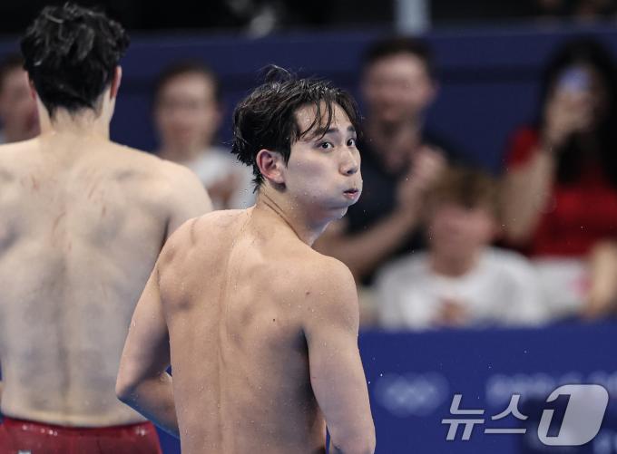 대한민국 수영대표팀 조성재가 31일(한국시간) 프랑스 파리 라 데팡스 아레나에서 열린 2024 파리올림픽 남자 200ｍ 평영 준결승 경기에서 최종 12위 기록을 달성한 후 아쉬워하고 있다. 2024.7.31/뉴스1 ⓒ News1 이동해 기자