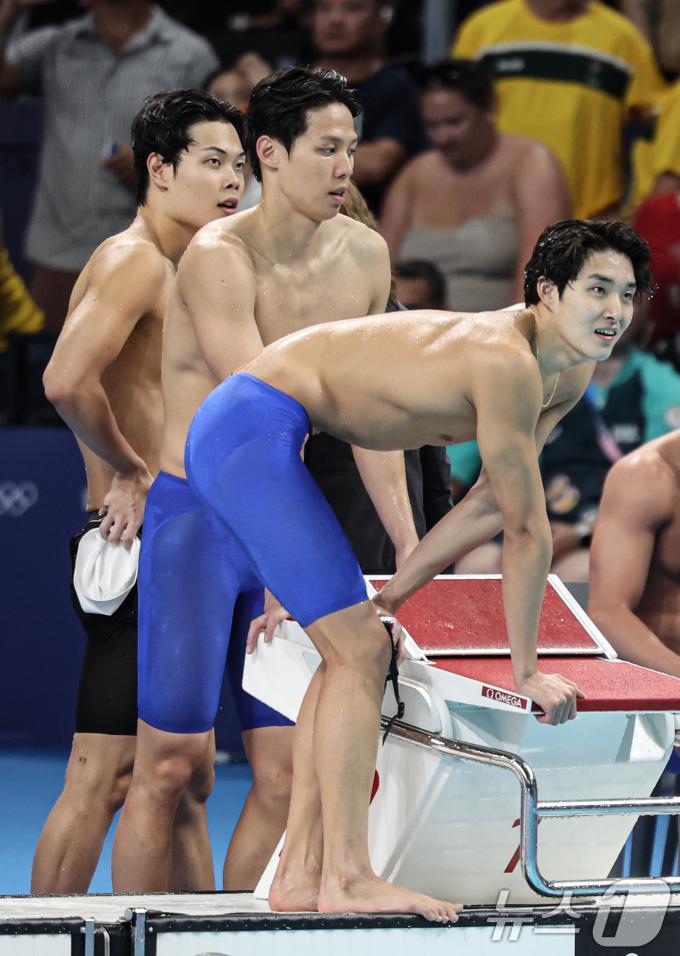 [사진] 기록 확인하는 남자 수영 대표팀