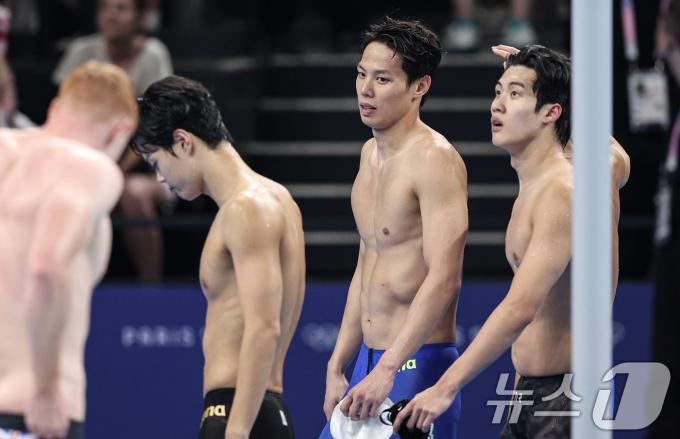 대한민국 수영대표팀 황선우, 양재훈, 이호준이 31일(한국시간) 프랑스 파리 라 데팡스 아레나에서 열린 남자 800ｍ 계영 결선 경기를 최종 6위로 마무리 지은 후 경기장을 나서고 있다. 2024.7.31/뉴스1 ⓒ News1 이동해 기자