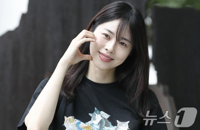 방송인 서동주가 촬영을 위해 30일 서울 양천구 목동SBS에 도착해 볼 하트 포즈를 취하고 있다. ⓒ News1 권현진 기자