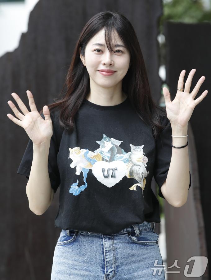 방송인 서동주가 촬영을 위해 30일 서울 양천구 목동SBS에 도착해 사랑스러운 손 인사를 하고 있다. ⓒ News1 권현진 기자