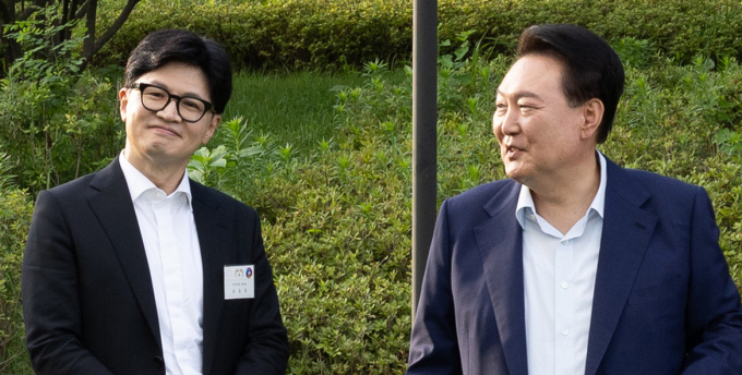 윤석열 대통령과 한동훈 국민의힘 대표가 비공개 만남을 가졌다. 사진은 지난 24일 서울 용산구 대통령실 청사에서 국민의힘 신임지도부 만찬에 앞서 한동훈 국민의힘 신임 대표(왼쪽)와 대화를 나눈 윤석열 대통령. /사진=뉴스1(대통령실 제공)