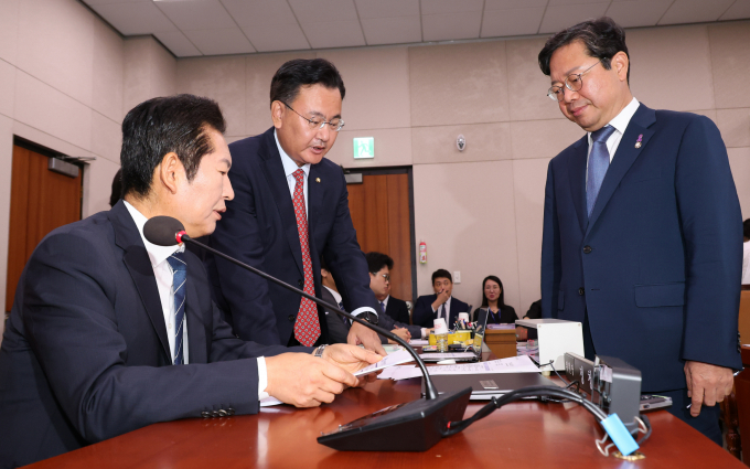 국회 법제사법위원회가 31일 더불어민주당 당론 법안인 민생회복지원금법(2024년 민생위기 극복을 위한 특별조치법안)과 노란봉투법(노조법 2·3조 개정안) 등을 안건으로 상정한 뒤 심사를 진행할 것으로 보인다. 사진은 정청래 국회 법제사법위원장(왼쪽)이 지난 24일 서울 여의도 국회에서 열린 법사위 전체회의에 유상범 국민의힘 간사(가운데), 김승원 민주당 간사와 대화하는 모습. /사진=뉴시스
