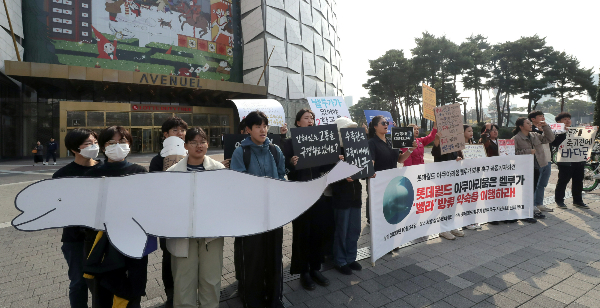 롯데월드 아쿠아리움 대형 수조에 접착제를 바른 현수막을 붙혀 7억원 가량의 재산 피해를 입힌 시민단체 대표가 기소됐다. 사진은 지난해 10월24일 서울 잠실 롯데월드 앞에서 흰고래(벨루가) 방류를 주장하는 시위를 하는 시민단체. /사진=뉴시스 