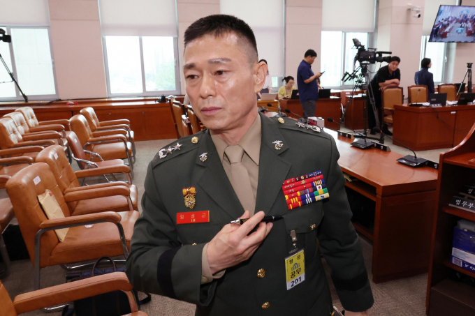 임성근 전 해병대1사단장이 지난 23일 명예전역을 신청해 이르면 다음주에 해군본부 심의위원회에서 적절성 여부를 판단할 예정이다. 사진은 임 전 사단장이 지난 19일 서울 여의도 국회에서 열린 제3차 법제사법위원회 윤석열 대통령 탄핵소추안 즉각 발의 요청에 관한 청원 관련 청문회가 정회된 뒤 회의실을 나가는 모습. /사진=뉴시스