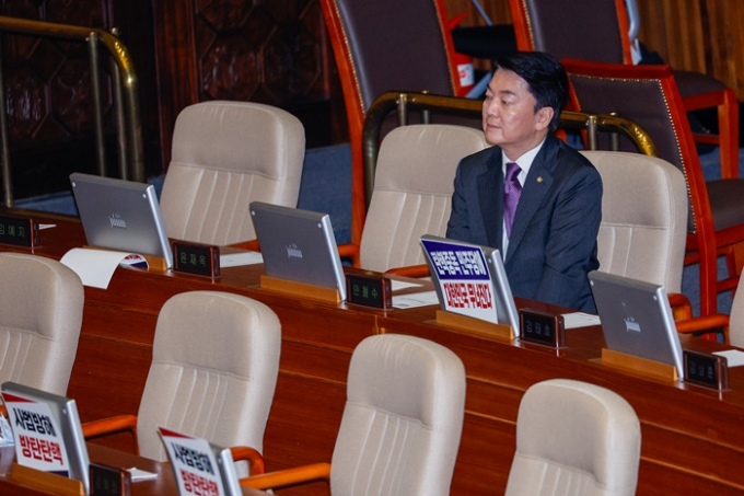안철수 국민의힘 의원이 한동훈 국민의힘 대표가 제안한 제3자 추천 채상병 특검법을 언급하며 절대 포기해서는 안 된다고 강조했다. 사진은 안 의원이 지난  4일 서울 여의도 국회 본회의장에서 채상병 특검법에 투표를 위해 자리한 모습. /사진=뉴스1