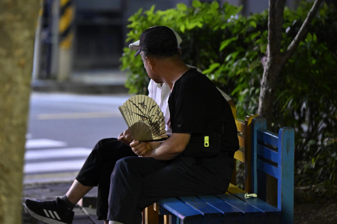 기상청은 31일 오전 10시를 기해 서울 전역에 폭염경보를 발효했다. 사진은 지난 29일 오후 광주 동구 산수동 푸른길공원을 찾은 시민들이 벤치에 앉아 더위를 식히고 있는 모습. /사진=뉴시스