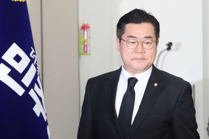 박찬대 더불어민주당 원내대표가 윤석열 대통령이 이진숙 방송통신위원장을 임명을 강하게 비판했다. 사진은 박 원내대표가 31일 서울 여의도 국회에서 열린 최고위원회의에 참석하는 모습. /사진=뉴시스