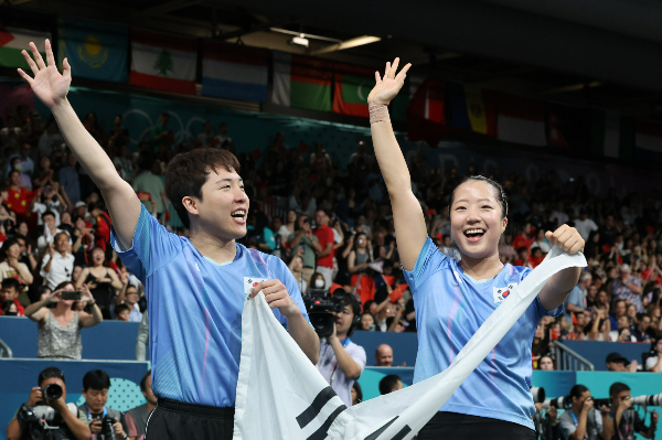 탁구 국가대표 임종훈이 입대를 3주 남긴 상황에서 극적인 동메달을 획득하며 병역면제 해택을 받았다. 사진은 지난 30일 파리 아레나 4에서 열린 2024년 파리올림픽 탁구 혼합복식 중 홍콩과의 경기에서 승리 후 동메달을 딴 임종훈(왼쪽) 과 신유빈. /사진=뉴스1 