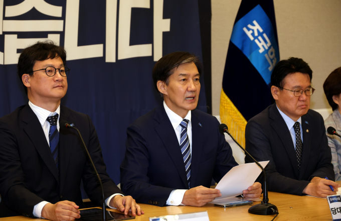 조국 조국혁신당 대표가 윤석열 정부의 종합부동산세 폐지를 비판했다. 사진은 조 대표(가운데)가 31일 서울 여의도 국회에서 열린 최고위원회의에서 발언하는 모습. /사진=뉴시스 