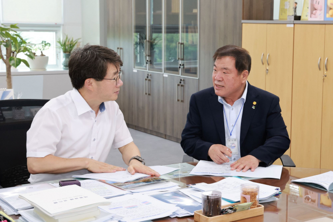 이승화 산청군수(오른쪽)이 관계부처 관계자에게 지역현안을 설명하고 있다./사진=산청군