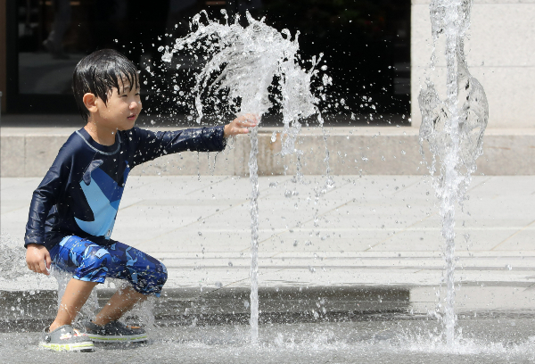 다음달 1일 전국이 구름 많은 가운데 무더운 날씨가 이어질 것으로 예상된다. 사진은 지난 30일 서울 광화문광장 분수대에 물놀이를 하는 어린이. /사진=뉴스1