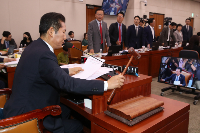 국회 법제사법위원회가 민생회복지원금법(2024년 민생위기 극복을 위한 특별조치법안)과 노란봉투법(노조법 2·3조 개정안)을 의결했다. 사진은 31일 서울 여의도 국회에서 열린 법사위 전체회의에서 노동조합·노동관계조정법 일부개정법률안이 여당의 항의속에 통과되는 모습. /사진=뉴스1
