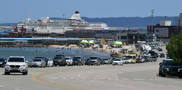  지난달 31일 전국에 폭염특보가 발효된 가운데 1일도 무더운 날씨가 예상된다. 사진은 지난달 28일 경북 포항시에 줄지어 주차된 피서객의 차량. /사진=뉴스1 