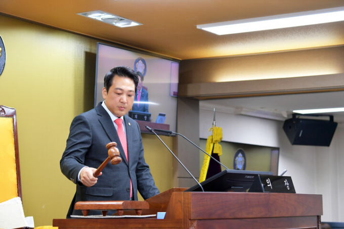  지난 6월 월28일 제9대 양평군의회 후반기 의장에 선출된 황선회 의장이 "민생현장의 절실한 요구를 정책과 예산에 신속하게 반영해 군민에게 실질적인 도움과 혜택이 주어지도록 땀 흘려 일하는 의회를 만들겠다"고 포부를 밝혔다. / 사진제공=양평군의회