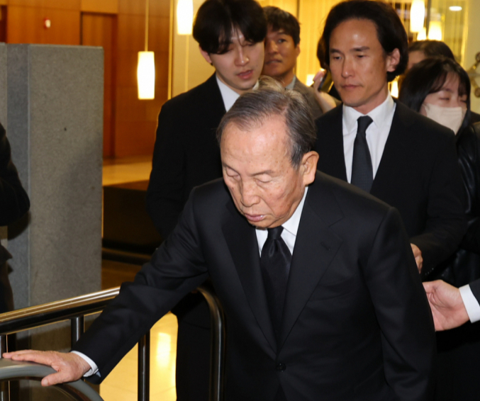 조양래 한국앤컴퍼니그룹 명예회장에 대한 한정후견인 개시 심판 청구가 대법원에서 최종 기각됐다. 사진은  조양래(왼쪽) 명예회장과 조현범 회장이 고(故) 조석래 효성 명예회장의 빈소를 찾아 조문을 마친 뒤 빈소를 나서는 모습.  2024.03.30/사진=뉴시스