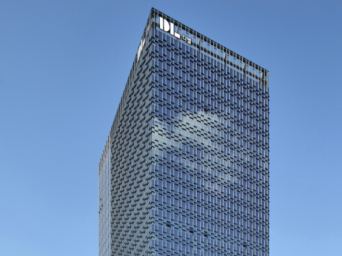 DL이앤씨가 올해 건설회사 시공능력 평가에서 한 계단 올라서며 '5대 건설업체'에 입성했다. 사진은 DL그룹 본사. /사진=DL이앤씨