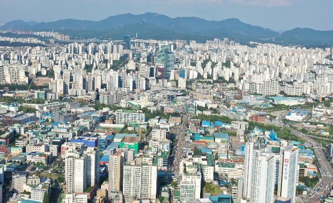 안양시 전체 31개 행정동 중 숫자 나열식 행정동이 22개동으로 조사됐다. 관악산 남서쪽에 자리한 안양시 전경. 사진제공=안양시  