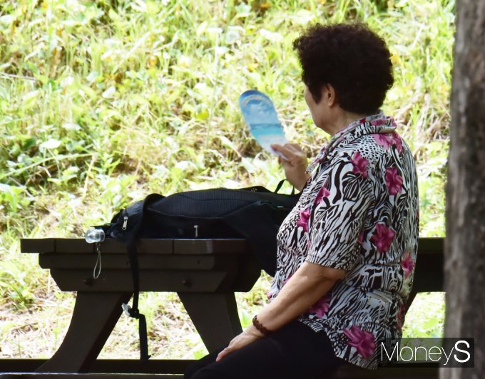 온열질환을 예방하기 위해서는 물 자주 마시기 등 일상 속 작은 실천이 중요하다. 사진은 서울 소재 공원에서 더위를 피해 그늘에서 휴식하는 시민. /사진=임한별 기자