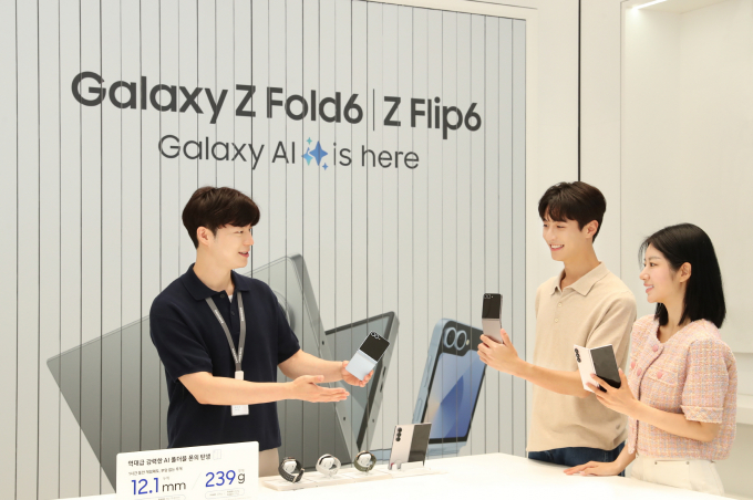 삼성스토어 홍대 갤럭시 스튜디오에서 디테일러가 새로워진 '갤럭시 Z 폴드6'와 '갤럭시 Z 플립6'를 소개하는 모습. / 사진=삼성전자 