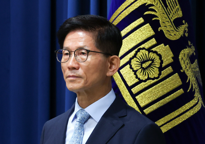더불어민주당이 고용노동부 장관 후보자로 지명된 김문수 경제사회노동위원장에게 자진 사퇴를 촉구했다. 사진은 김 위원장이 31일 서울 용산 대통령실 청사에서 정진석 대통령실 비서실장의 윤석열 대통령 정무직 인선 브리핑을 경청하는 모습. /사진=뉴시스