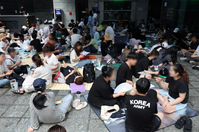 26일 오후 티몬·위메프 사태 피해자들이 서울 강남구 티몬 신사옥에서 환불접수를 위해 대기하고 있다. /사진=뉴시스