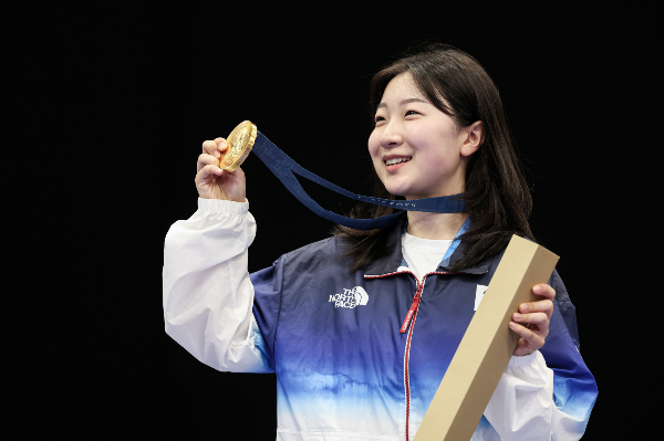 대한민국 하계 올림픽 100번째 금메달의 주인공이자 역대 최연소 금메달리스트 반효진이 남긴 자신감 넘치는 메모가 공개됐다. 사진은 지난 29일(한국시각) 샤토루 슈팅 센터에서 열린 2024 파리올림픽 사격 공기소총 10m 여자 시상식에 참여한 반효진. /사진=뉴스1 