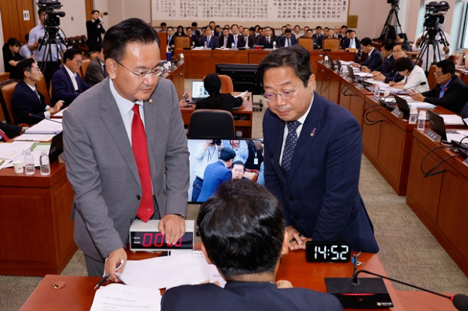 야당이 국회 법제사법위원회에서 다음달 14일에 열리는 김영철 서울북부지검 차장검사에 대한 '탄핵소추사건 조사' 청문회 증인으로 김건희 여사와 이원석 검찰총장 등 20명을 채택했다. 사진은 정청래 법사위원장이 31일 서울 여의도 국회에서 열린 법사위 전체회의에서 김영철 서울북부지검 차장검사 탄핵 소추 조사 관련 청문회 증인 채택과 관련해 유상범 국민의힘(왼쪽), 김승원 더불어민주당 간사(오른쪽)와 대화하는 모습. /사진=뉴스1